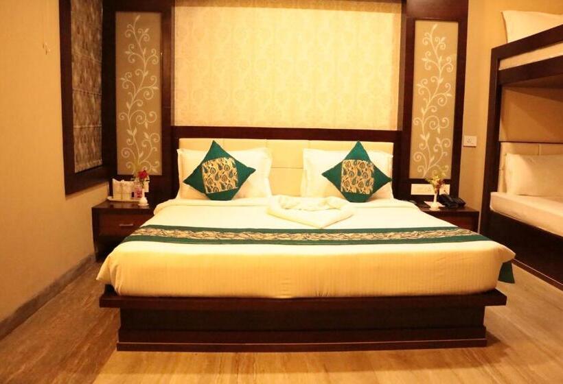 اتاق خانوادگی, The Landmark