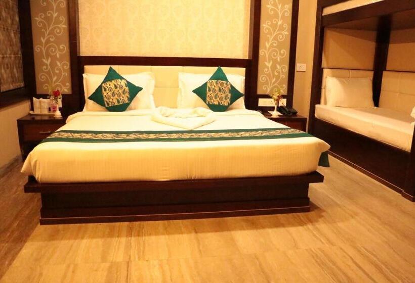 اتاق خانوادگی, The Landmark