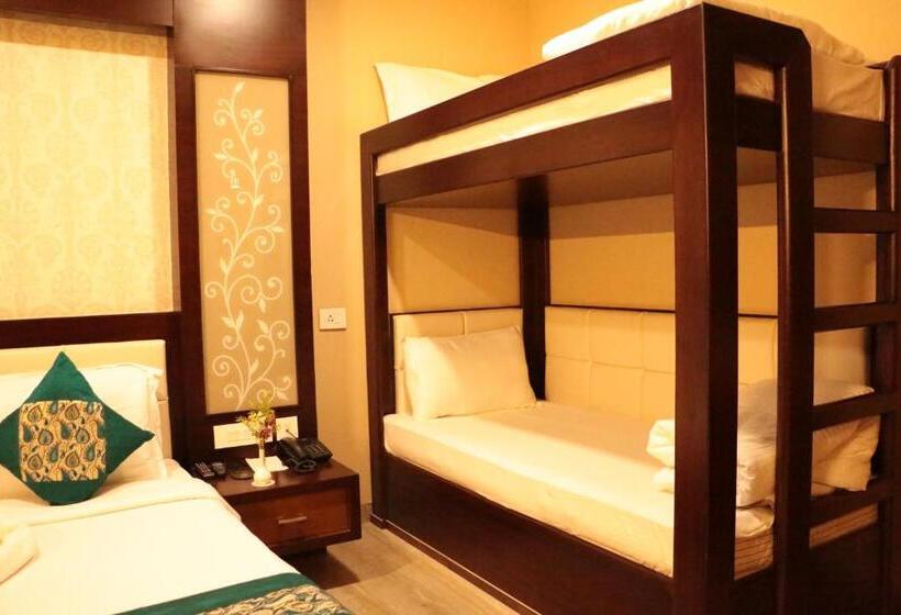 اتاق خانوادگی, The Landmark