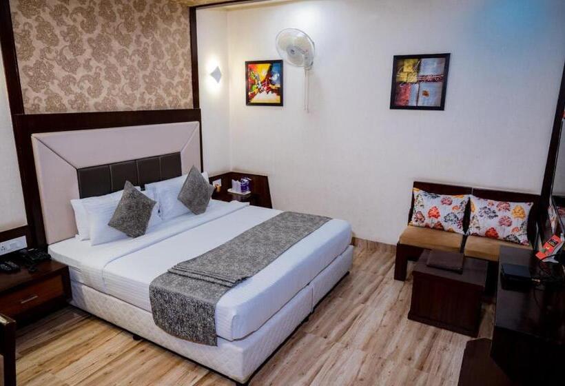 اتاق لوکس, The Landmark