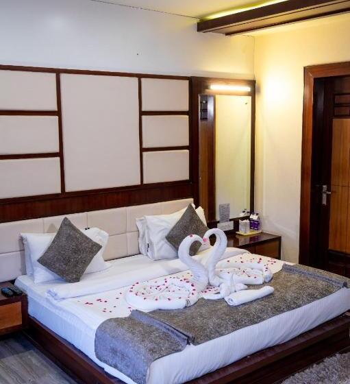 اتاق لوکس, The Landmark