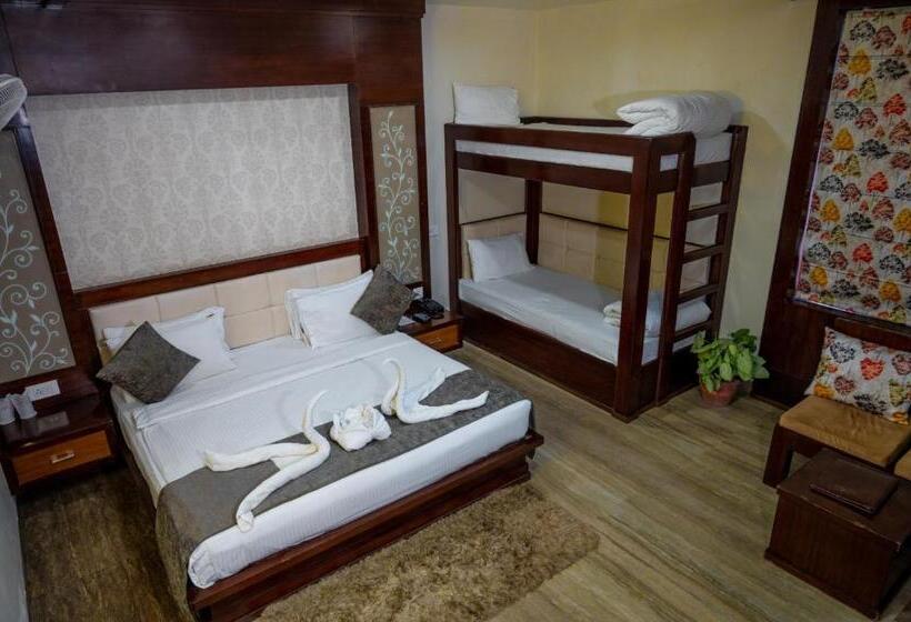 اتاق خانوادگی, The Landmark