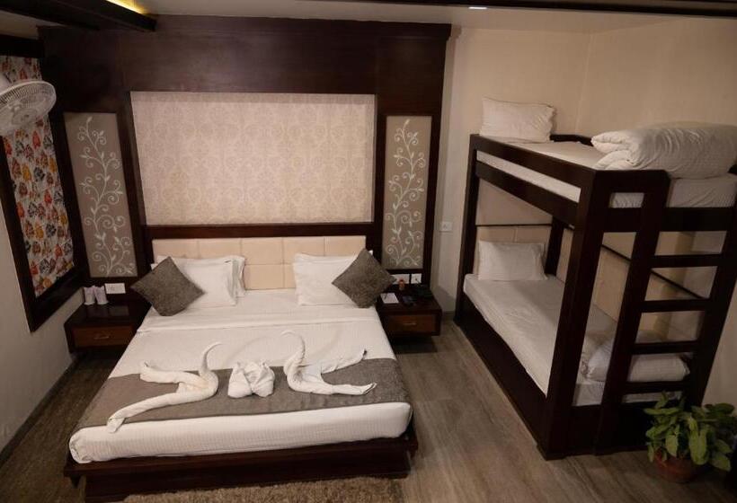 اتاق خانوادگی, The Landmark