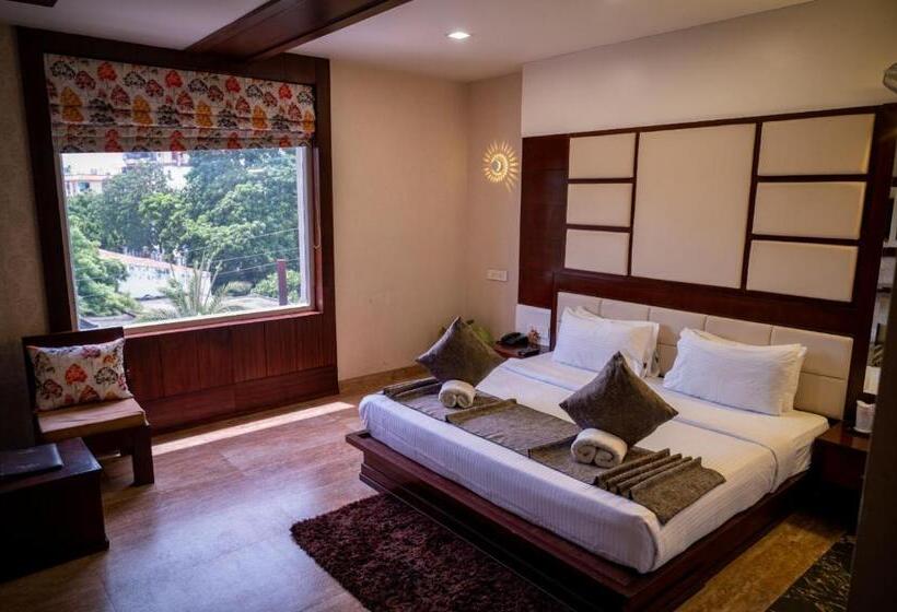 اتاق خانوادگی, The Landmark