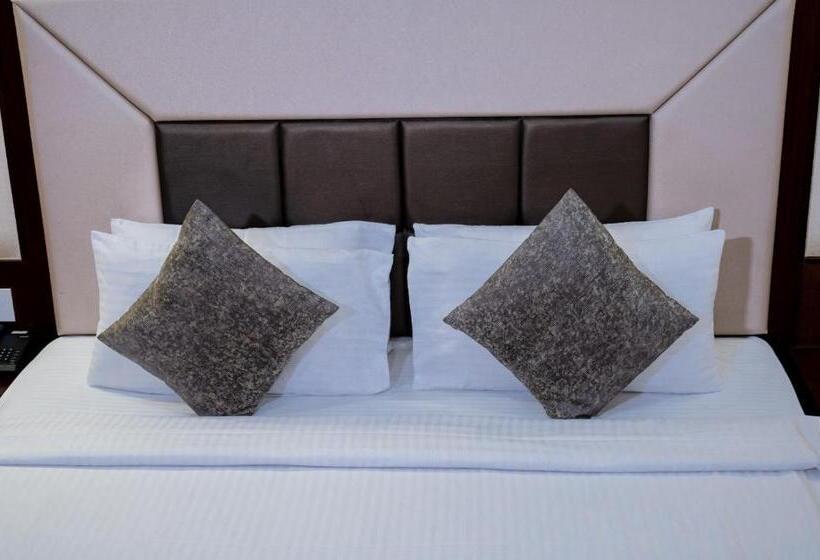 اتاق خانوادگی, The Landmark