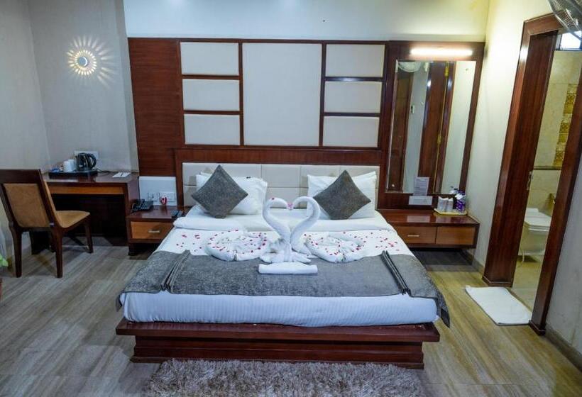 اتاق خانوادگی, The Landmark