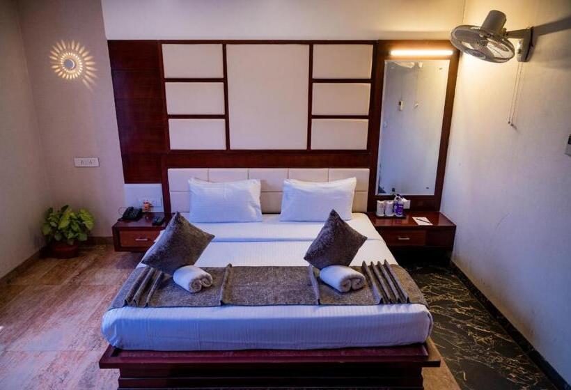 اتاق خانوادگی, The Landmark