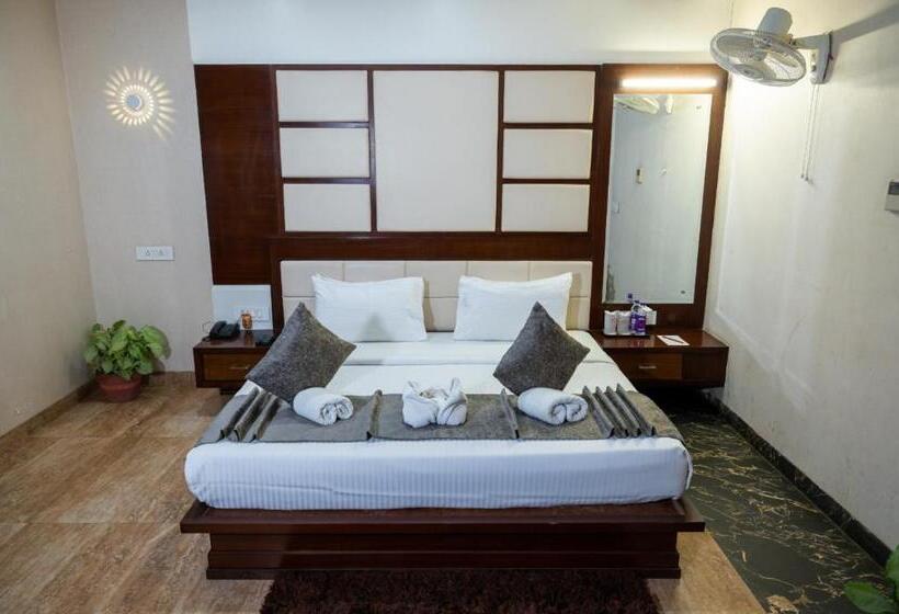 اتاق خانوادگی, The Landmark