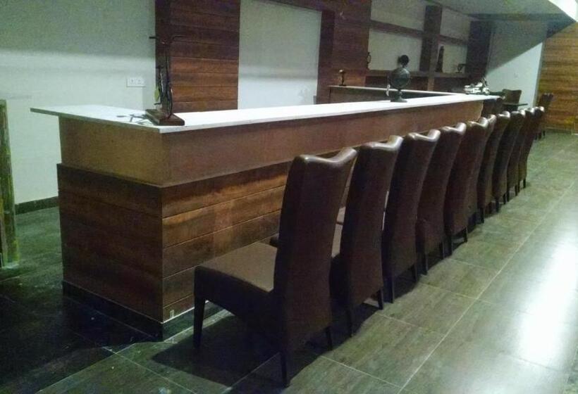 スタンダードスタジオ, Vijay Elanza