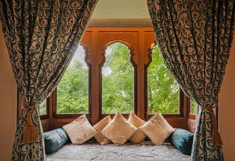 デラックスルーム, Khas Bagh