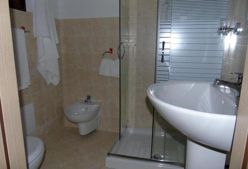 חדר סטנדרט עם מיטת קינג, B&birs