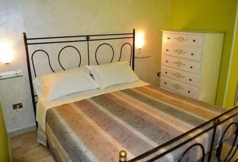 غرفة قياسية رباعية, La Marinella