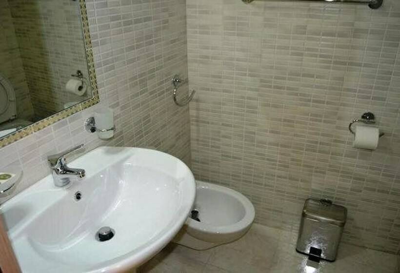 غرفة قياسية ثلاثية, La Marinella