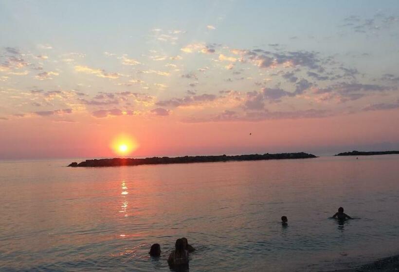 غرفة قياسية, La Marinella