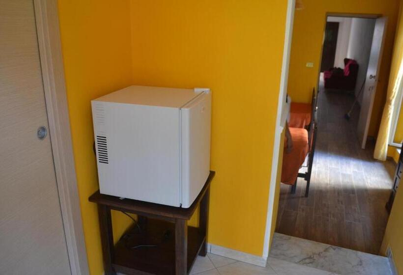 غرفة قياسية ثلاثية, La Marinella