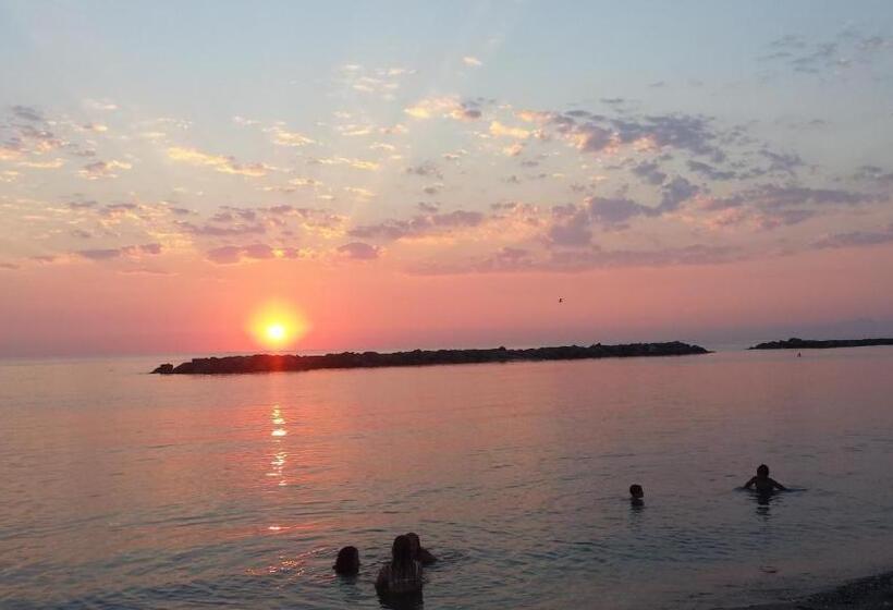 غرفة قياسية رباعية, La Marinella