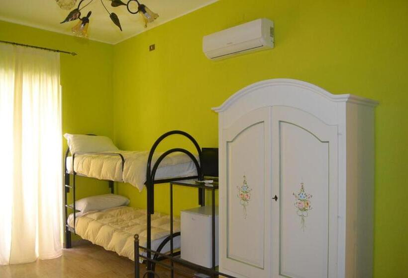 غرفة قياسية رباعية, La Marinella