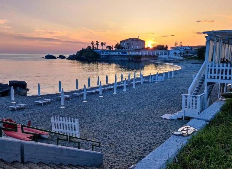 غرفة قياسية رباعية, La Marinella