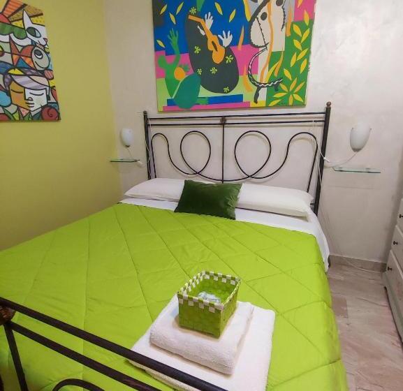 غرفة قياسية رباعية, La Marinella