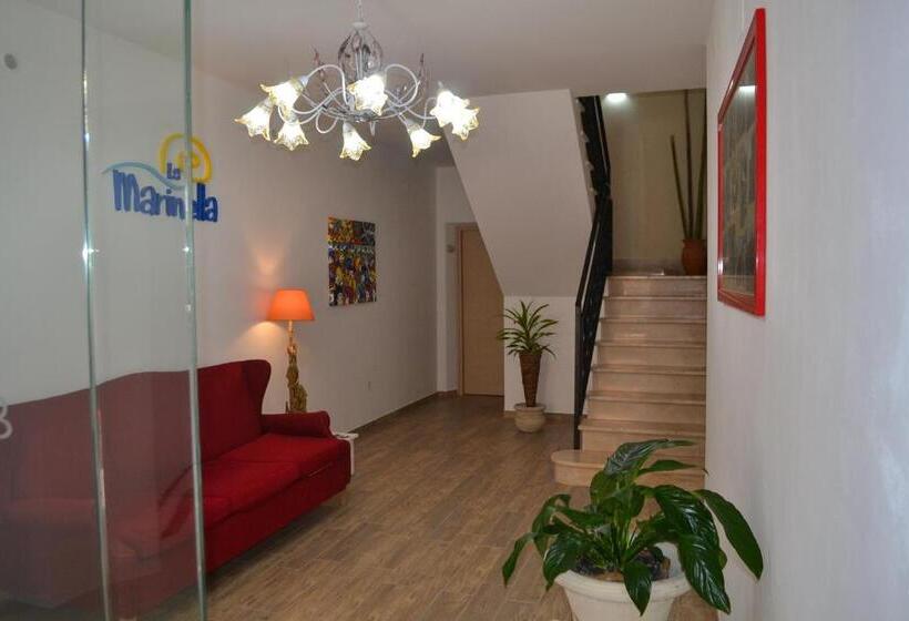 إستوديو قياسى مزودة بتراس, La Marinella