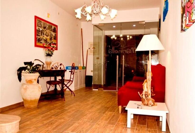 إستوديو قياسى مزودة بتراس, La Marinella