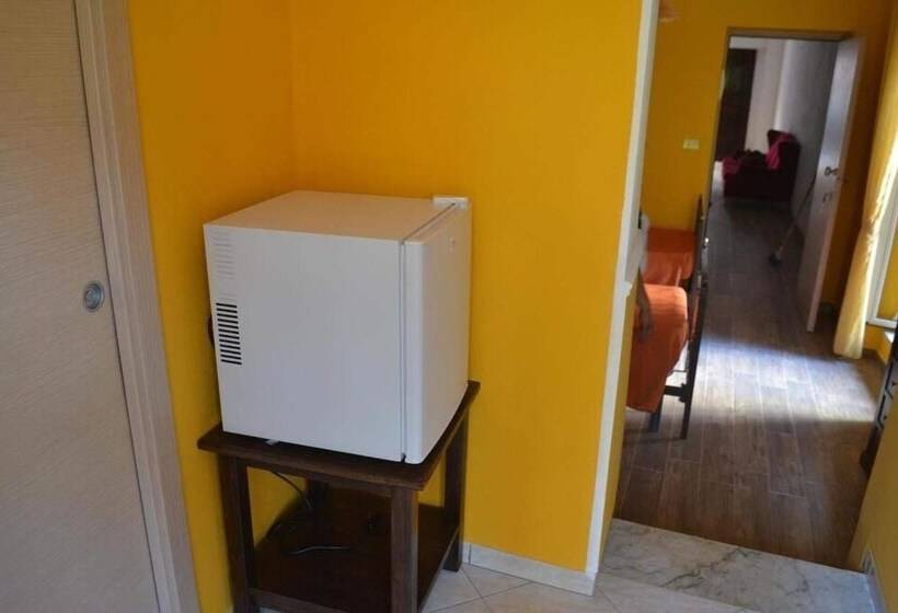 غرفة قياسية ثلاثية, La Marinella