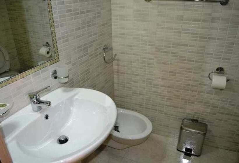 غرفة قياسية ثلاثية, La Marinella