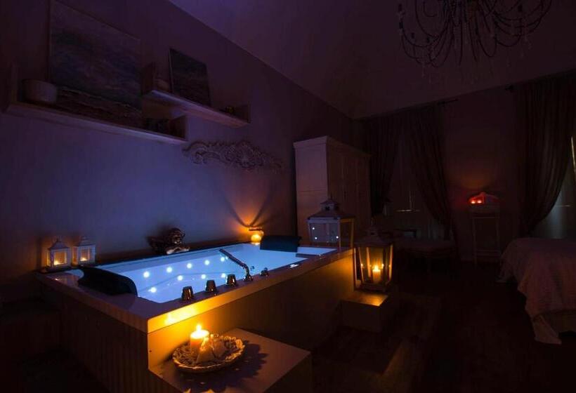 اتاق لوکس با وان آب گرم, Corte Rossetti Le Dimore Luxury B&b
