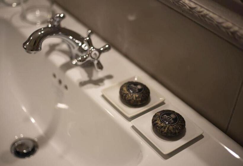 اتاق لوکس با وان آب گرم, Corte Rossetti Le Dimore Luxury B&b
