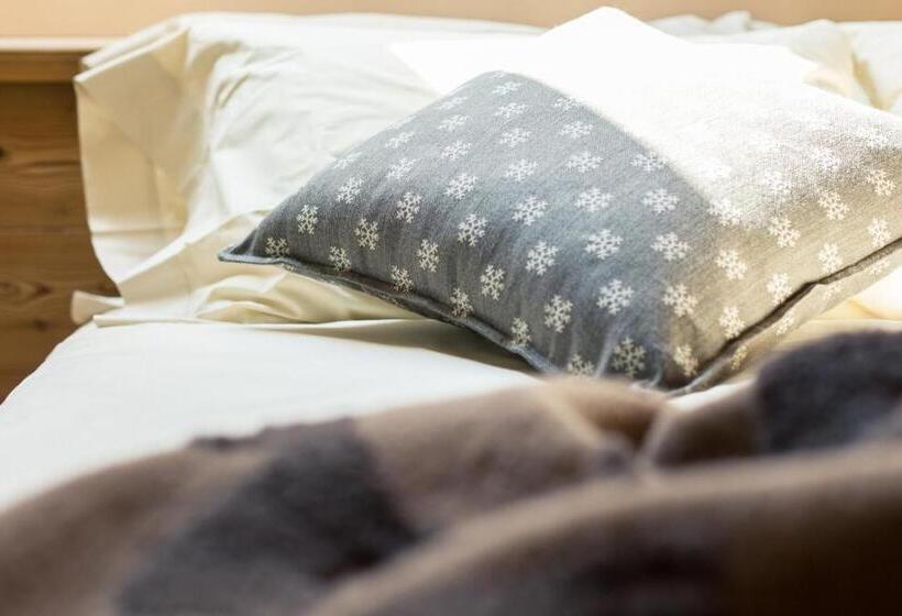 اتاق خانوادگی, Les Montagnards