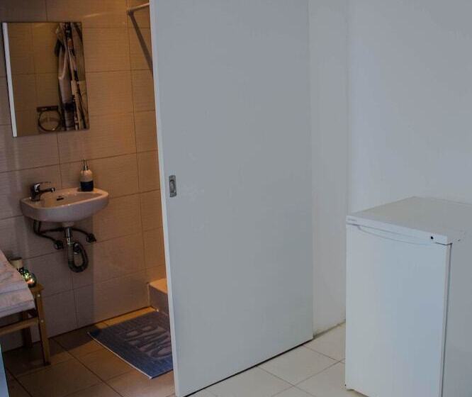 جناح عائلي, The Sun Hostel