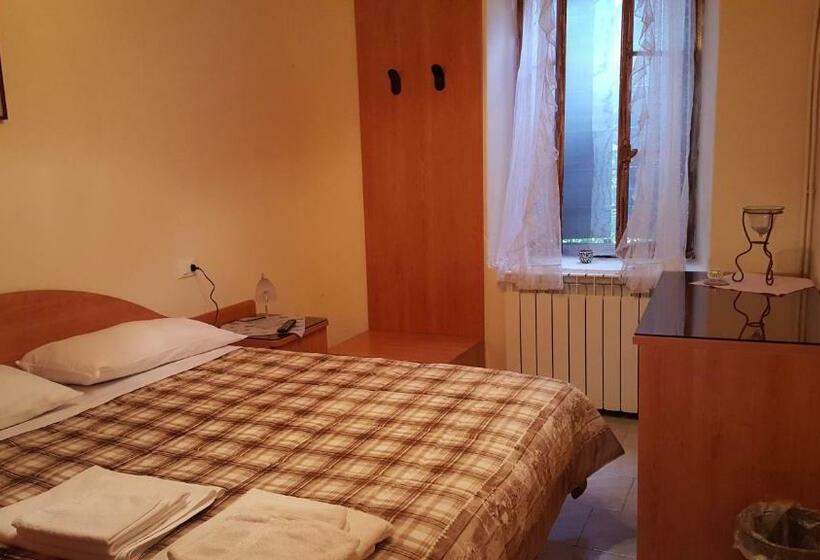 آپارتمان یک خوابه با دری مشترک که هال را جدا می کند., B&b Corte Bezzetti