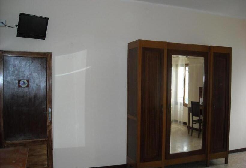 غرفة قياسية ثلاثية, B&b Corte Bezzetti