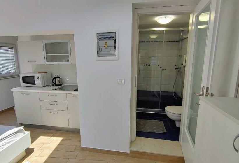 استودیوی استاندارد, B&b Isola