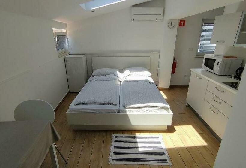 استودیوی استاندارد, B&b Isola