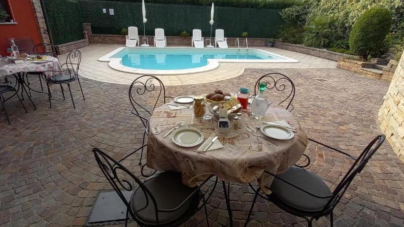 Полулюкс Повышенной Комфортности, Villa Laura Rooms & Pool