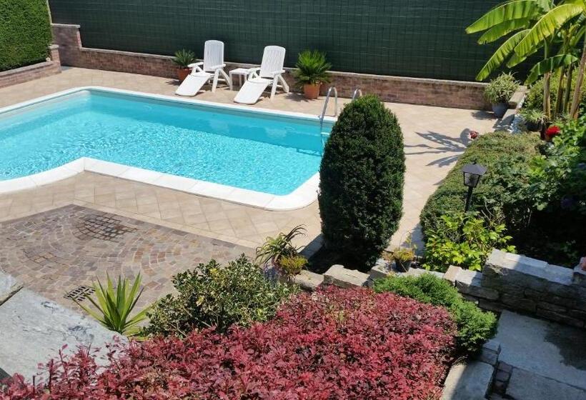 Полулюкс Повышенной Комфортности, Villa Laura Rooms & Pool