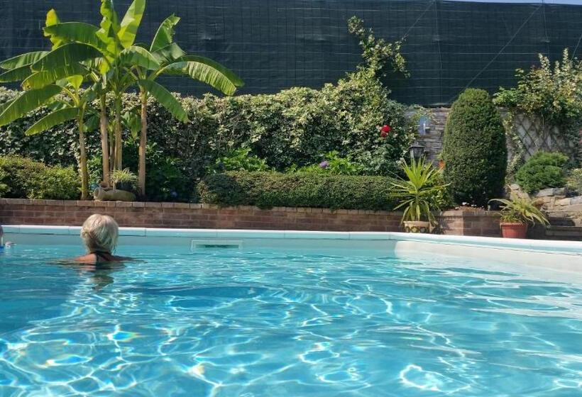 Полулюкс Повышенной Комфортности, Villa Laura Rooms & Pool