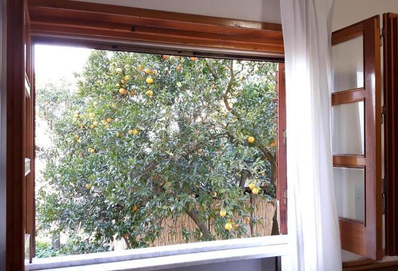 חדר סטנדרט לשלושה עם נוף לגינה, La Gaggia Guest House