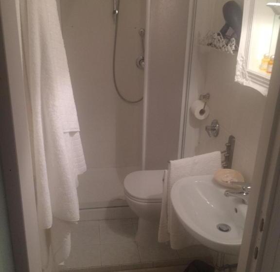 اتاق اکونومی یک تخته, Le Stanze Del Cardinale