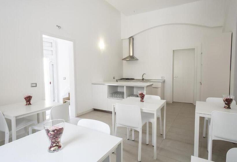 اتاق استاندارد سه نفره, B&b Opera Suites