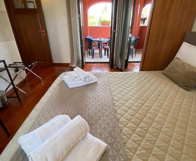 Полулюкс Повышенной Комфортности, Villa Laura Rooms & Pool