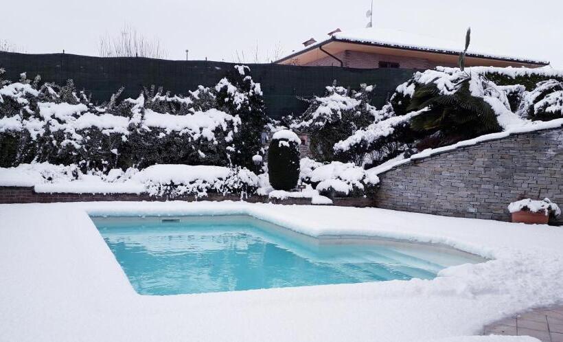 Полулюкс Повышенной Комфортности, Villa Laura Rooms & Pool