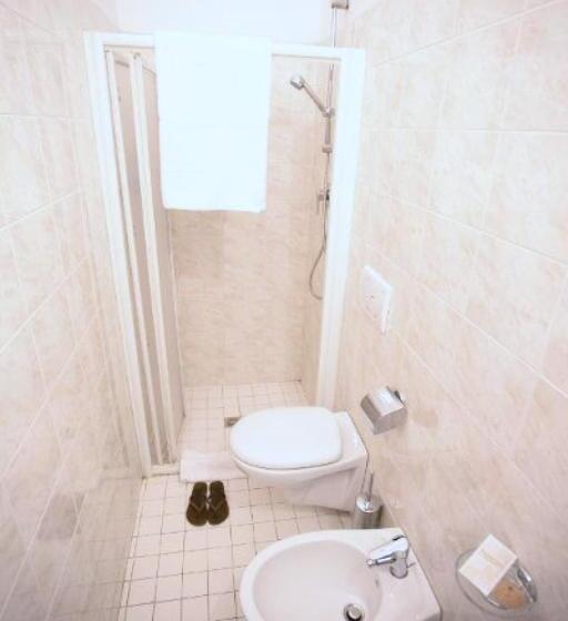 スタンダード4人部屋, Byron