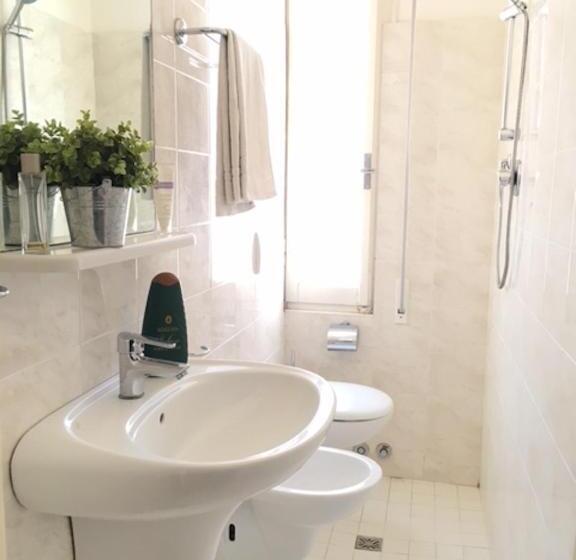 エコノミー4人部屋, Byron