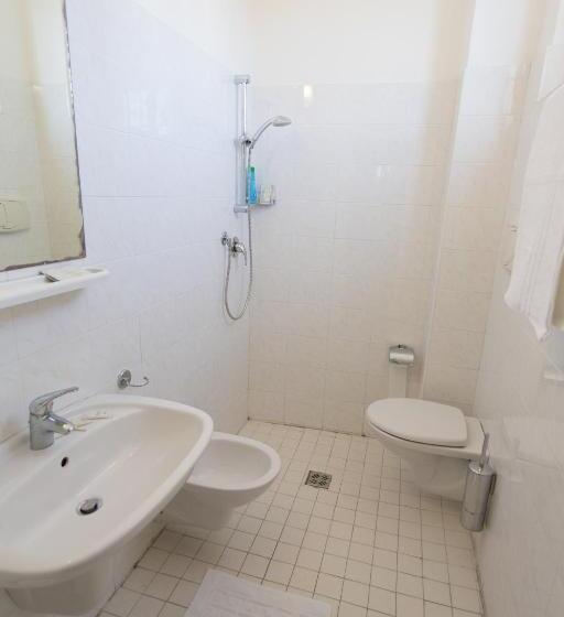 エコノミー4人部屋, Byron