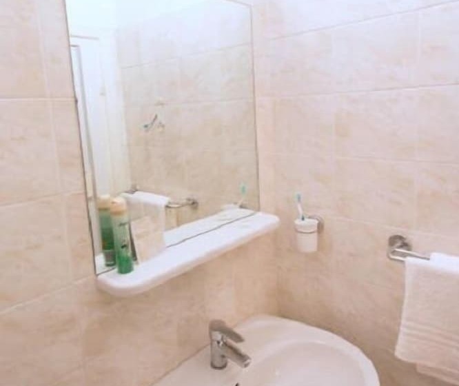 スタンダード4人部屋, Byron