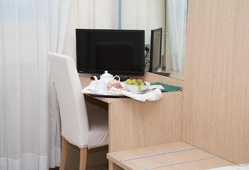 חדר סטנדרט לשלושה, Umberto