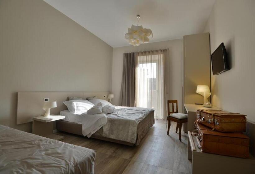 Трехместный Номер Стандарт с Балконом, Daman Rooms & Breakfast