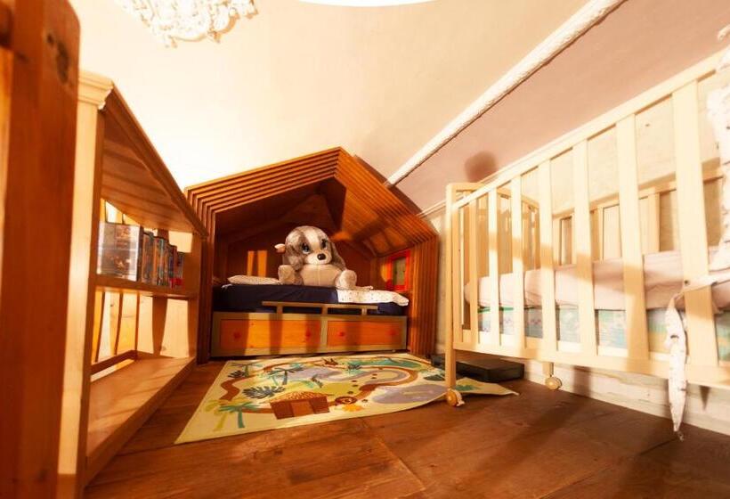 Chambre Familiale, Due Papi